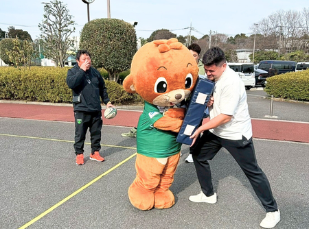 子供達と触れ合うダイボ君とビーバーくん
