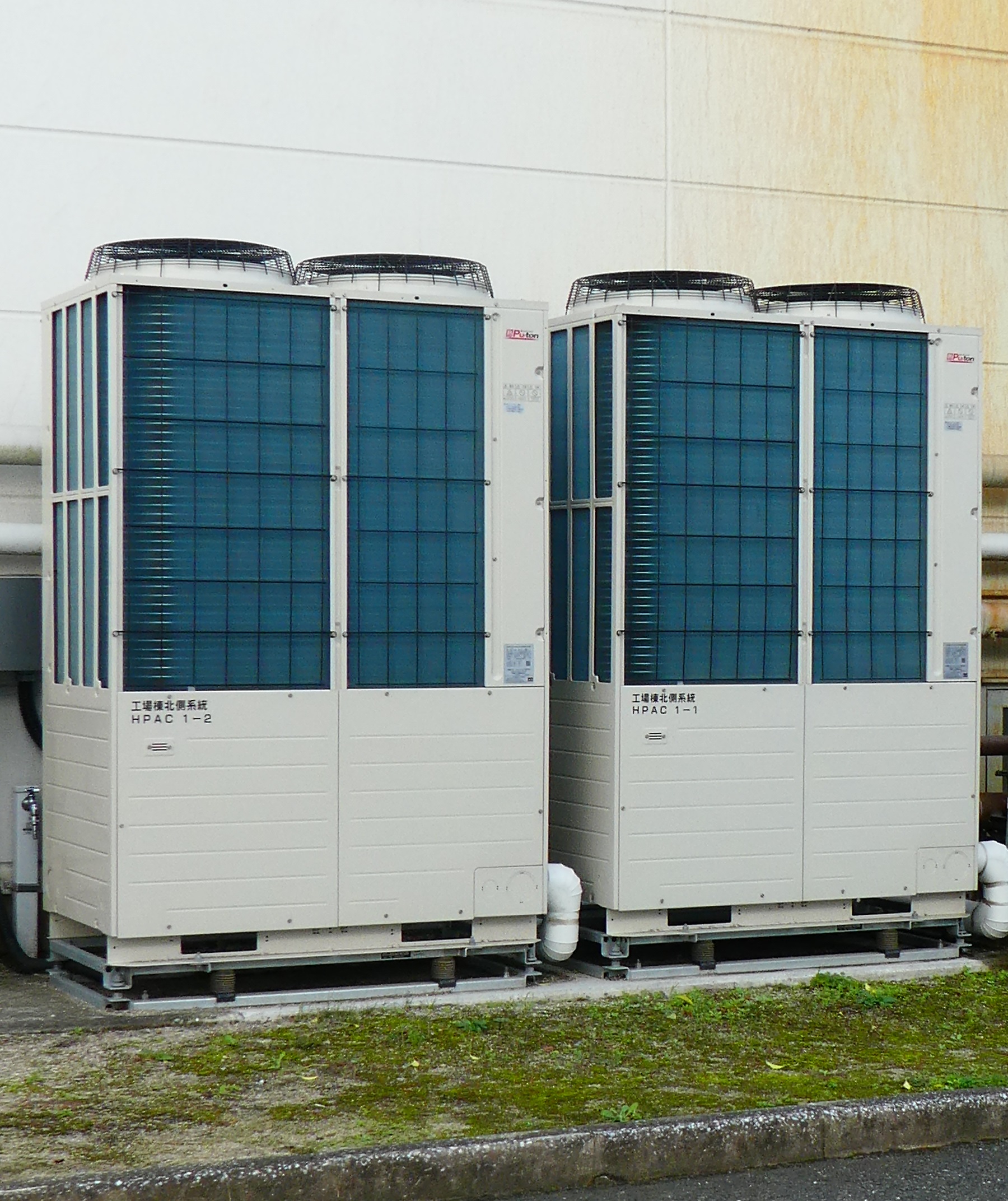 設置された熱Pu-ton室外機。場所を取らないので
                    設置しやすいです。